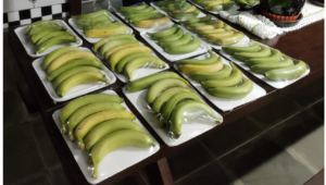 Banana embalada para venda e consumo